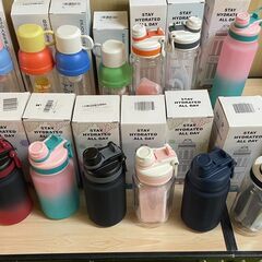 新品 水筒 ウォーターボトル 20種類 スポーツボトル プラスチック 目盛り付き 洗いやすい 広口 ストロー 直飲み 耐冷 耐熱 持ち手付き 携帯便利 軽い　まとめ買い歓迎　卸ます　アマゾン引き上げ商品　倒産品　ネット商材　卸ます　転売　アマゾン引き上げ商品　卸し　問屋　倒産品　転売OK　ネット商材　アマゾン　商品　新品　未使用　アウトレット　卸売　卸売りの画像