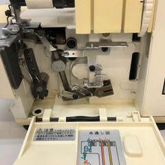 ss7428　シンガー ロックミシン 14U812B ホワイト系 フットコントローラー付 SINGER 家庭用 かがり縫い ハンドメイド 裁縫 洋裁 コンパクト レトロ ロックミシン 中古の画像