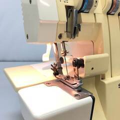 ss7428　シンガー ロックミシン 14U812B ホワイト系 フットコントローラー付 SINGER 家庭用 かがり縫い ハンドメイド 裁縫 洋裁 コンパクト レトロ ロックミシン 中古の画像