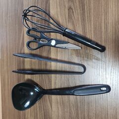 黒いプラスチック製キッチンツールセット（お玉・泡立て器・トング・ハサミ）の画像
