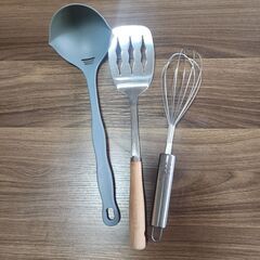 プラスチック製グレーお玉と金属製ヘラ・泡立て器セットの画像
