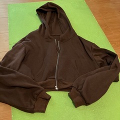 ショート丈パーカー
