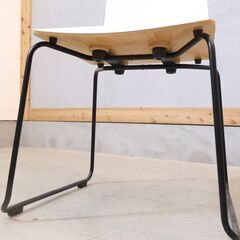 IDEE(イデー) LANGUE STACKING CHAIR(ラング スタッキングチェアー) 2脚セット。プライウッドを使用したシンプルな北欧スタイルのダイニングチェア。ミーティングチェアにも♪の画像