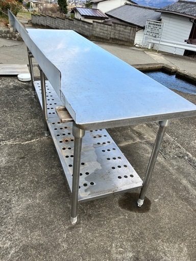 ステンレス　大型　厨房テーブル　長さ220 奥行70 高さ80cm 小さな穴有り