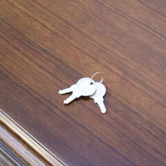 Karimoku(カリモク家具)の人気シリーズCOLONIAL(コロニアル)の両袖デスクです。アメリカンカントリースタイルのクラシカルな書斎机はお部屋を上品な空間に♪の画像