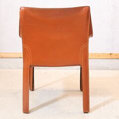 Cassina(カッシーナ)のMARIO BELLINI(マリオ・ベリーニ)デザイン、413 CAB アームチェア。本革張りのモダンなダイニングチェアは店舗などにもオススメ。MoMA所蔵の画像