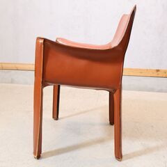 Cassina(カッシーナ)のMARIO BELLINI(マリオ・ベリーニ)デザイン、413 CAB アームチェア。本革張りのモダンなダイニングチェアは店舗などにもオススメ。MoMA所蔵の画像