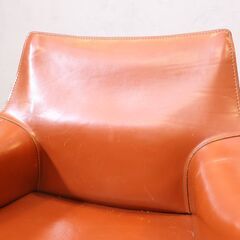 Cassina(カッシーナ)のMARIO BELLINI(マリオ・ベリーニ)デザイン、413 CAB アームチェア。本革張りのモダンなダイニングチェアは店舗などにもオススメ。MoMA所蔵の画像