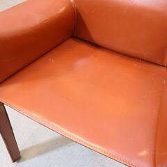 Cassina(カッシーナ)のMARIO BELLINI(マリオ・ベリーニ)デザイン、413 CAB アームチェア。本革張りのモダンなダイニングチェアは店舗などにもオススメ。MoMA所蔵の画像