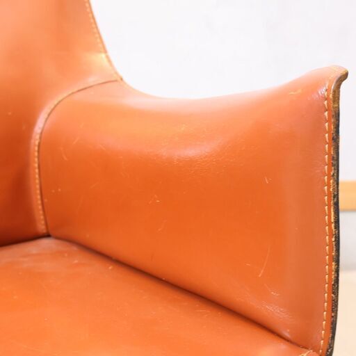 Cassina(カッシーナ)のMARIO BELLINI(マリオ・ベリーニ)デザイン、413 CAB アームチェア。本革張りのモダンな