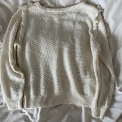 GU アイボリー フリル付き ニット長袖の画像