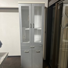 シルバーラメオシャレな食器棚