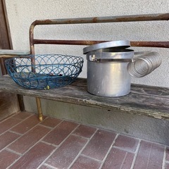 古い昭和のワイヤーバスケット&アルミの筆洗器の画像