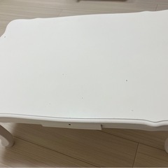 白いテーブル