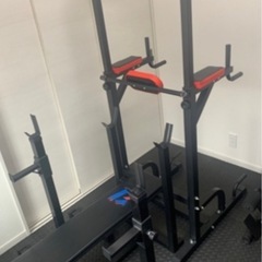 懸垂マシーン等筋トレの画像