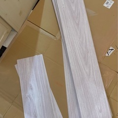 新品　フロアタイルシート 木目白系 ６畳分  置くだけ 新品未使用品  手渡しのみ の画像