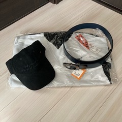 Hyod 防風シャツ、スウェード調キャップ、ベルトのセット   