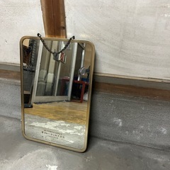 雰囲気のある大きめの鏡 