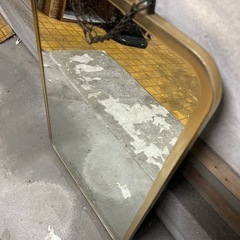 雰囲気のある大きめの鏡 の画像