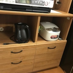 ナチュラルウッドキッチンのカビネットの画像