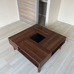ロータイプのダイニングテーブル