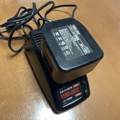 インパクトドライバー用バッテリーと充電器のセットの画像