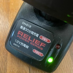 インパクトドライバー用バッテリーと充電器のセットの画像