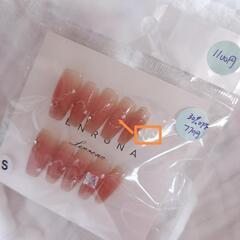 ナチュラルピンクのネイルチップ、ストーン付きでエレガントなデザイン。の画像