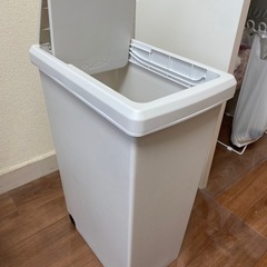 【譲渡先決まりました】ニトリ(NITORI) 　ゴミ箱　30L　ホワイトの画像