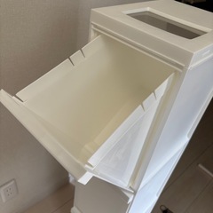新輝合成 トンボ ユニード ゴミ箱 3段 30リットル 蓋を開けずにごみを捨てられる スリム キャスター付 キッチン 分別 ホワイト 幅20.5×奥行29.5×高さ105.5cm 蓋付き 日本製の画像