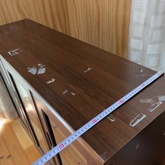 キャビネット戸棚ガラス扉引き出し付き傷み有りの画像