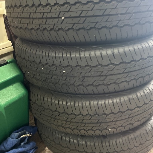 新車外しのタイヤ?ダンロップ１９５/８０R１５バリバリ溝
