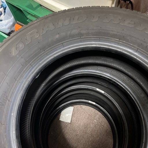 新車外しのタイヤ?ダンロップ１９５/８０R１５バリバリ溝

