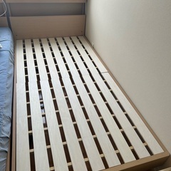 シングルベッドフレーム　２つ　マットレスの画像