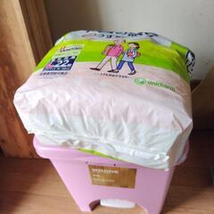 実家片付け中。不要になった紙オムツ、ゴミ箱。