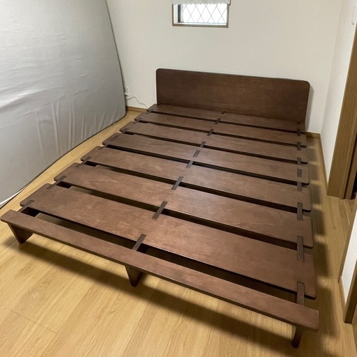 【取引決定済】クイーン ベッドフレームのみ 定価4.7万　コンセント付き ボルトレス コンパクト フロアベッド 組立簡単