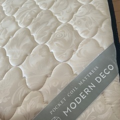 シングルベッドフレーム　２つ　マットレスの画像