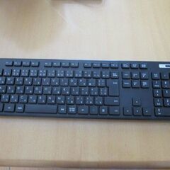 キーボード（黒）　と　CD 　デスク（シルバー）の画像