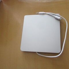 キーボード（黒）　と　CD 　デスク（シルバー）の画像