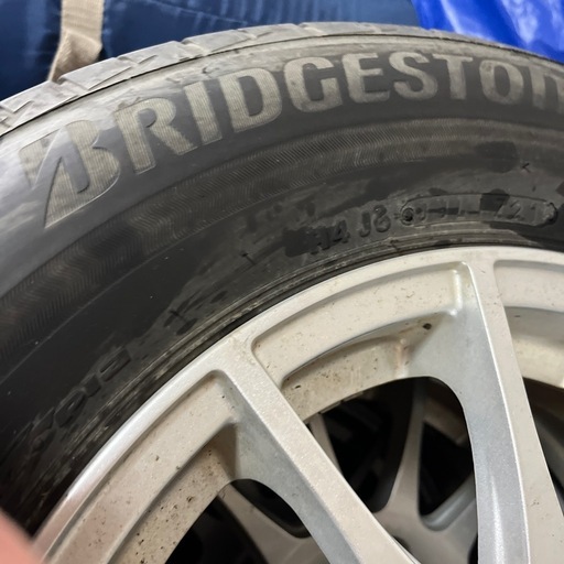 車のタイヤです??値段下げました！アルミホイル付きBSタイヤ?１８５／７０Rホイールのサイズ5.５ＪＰピッチ１００コンパクトカーに合い