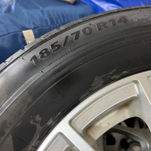 車のタイヤです??値段下げました！アルミホイル付きBSタイヤ?１８５／７０Rホイールのサイズ5.５ＪＰピッチ１００コンパクトカーに合い