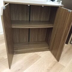 【差し上げます】扉付 収納棚 60x60 cmの 正方形 ブラウンの画像