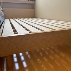 シングルベッドフレーム　２つ　マットレスの画像