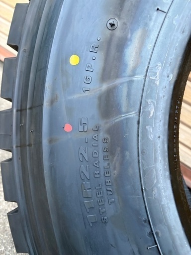 大型　ダンプなどのタイヤ