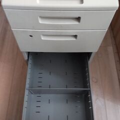 無料！差し上げます。コクヨ  ローラー付袖机  オフィスデスクの画像