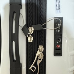 スーツケース　　大型　白　TSAロック付きの画像