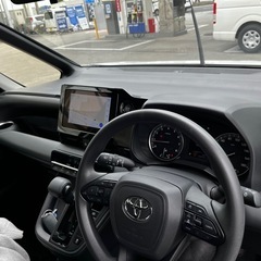 沖縄旅行に必須です。レンタカー令和6年登録トヨタノア - 地元のお店