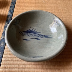 【お値下げしました！】大きな和皿　魚の絵付け入り