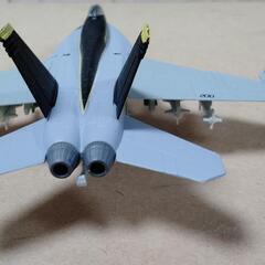 【値下げしました】プラスチックモデル　FA18，F16の画像