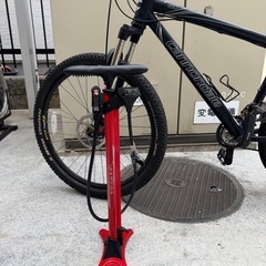 cannondaleマウンテンバイクと空気入れの画像